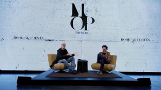Rodrigo Cortés realza "el poder de la palabra" en A Coruña: "Leer no te hace ni mejor ni peor"