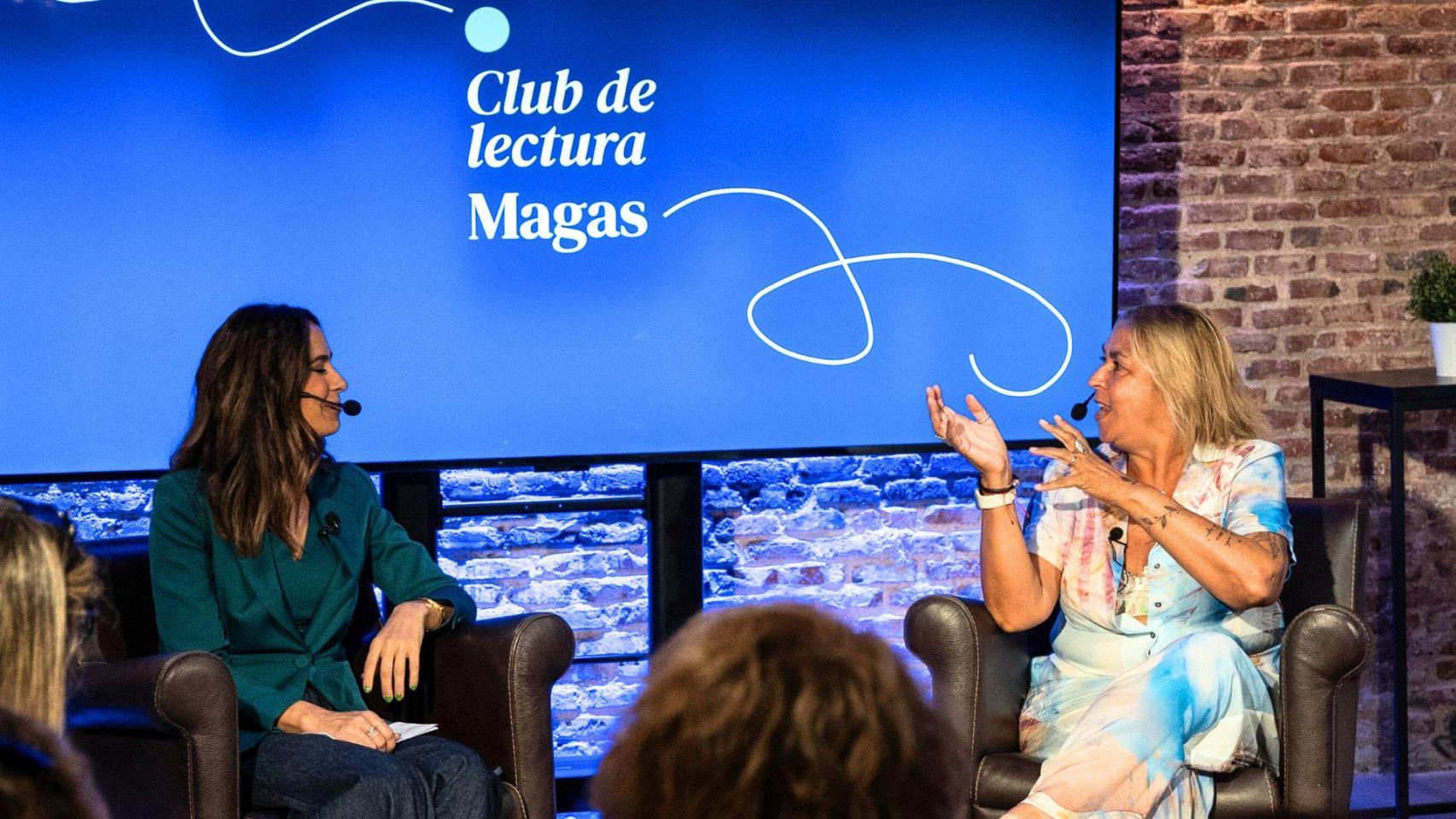 La escritora y Ana Núñez-Milara, en el escenario del espacio DOBBLE.