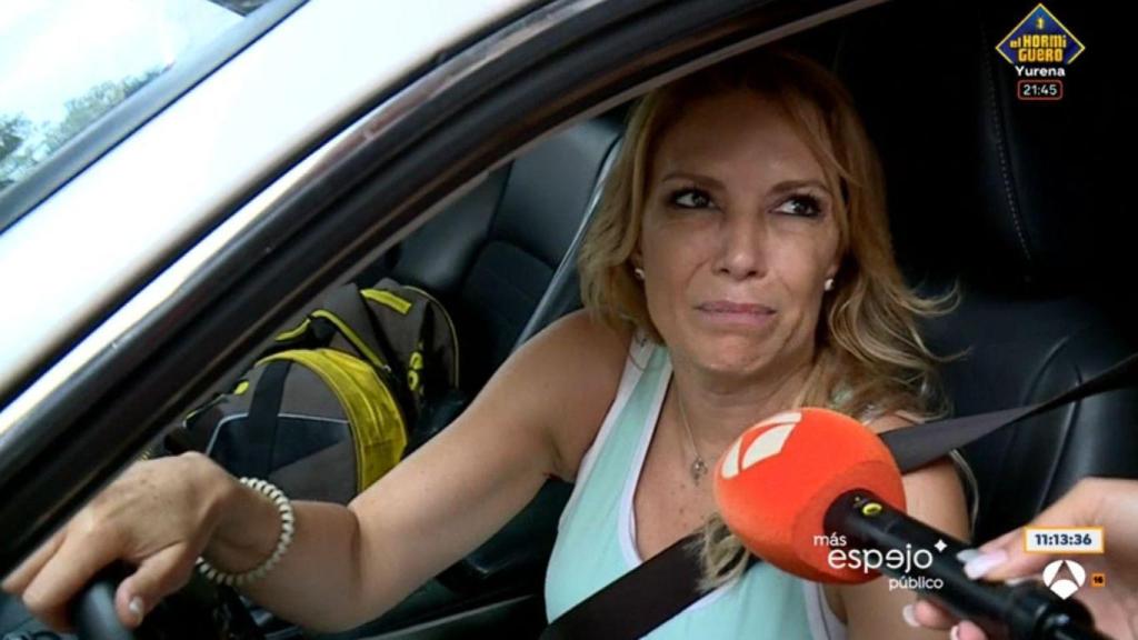 Vecina entrando al garaje okupado