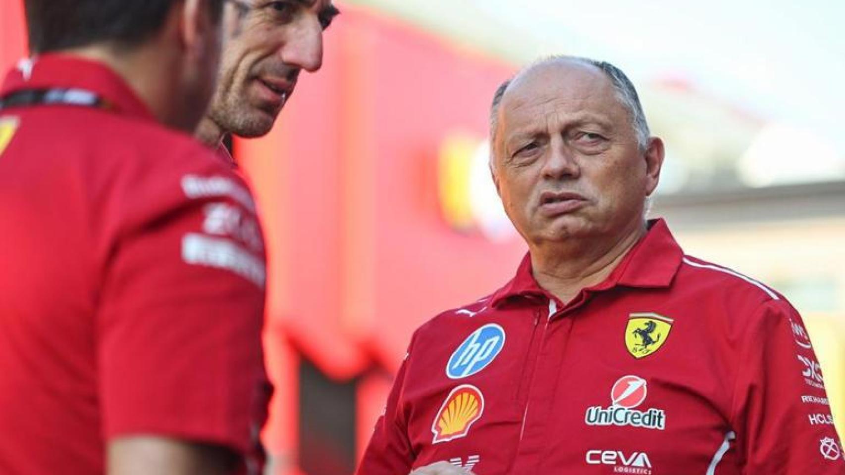Frederic Vasseur hablando con ingenieros de Ferrari.