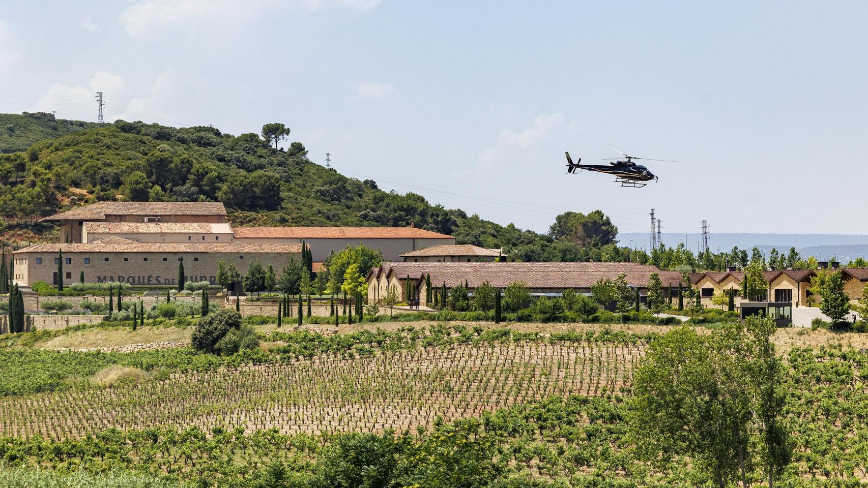 Un helicóptero sobrevolando los viñedos de Castillo de Ygay.
