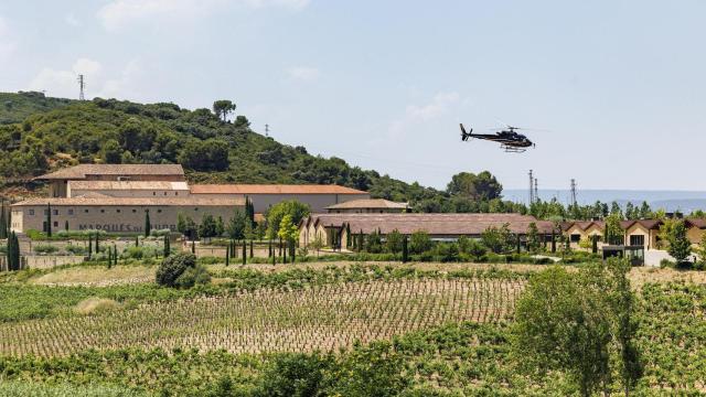 Un helicóptero sobrevolando los viñedos de Castillo de Ygay.