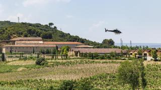 La bodega de La Rioja donde se elabora un 100 puntos Parker a la que se llega volando en helicóptero