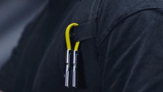 La multiherramienta que reinventa el cable para cargar tu móvil: cortar y encender un fuego para ir de acampada