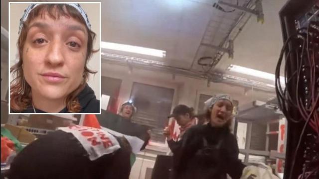 Leandra junto a otras personas durante el asalto a la empresa armamentística.