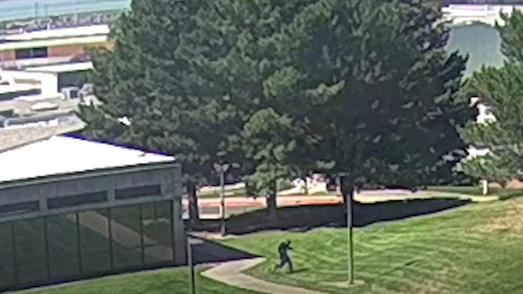 Imagen difundida por el FBI del momento de la huida del asesino de Charlie Kirk,