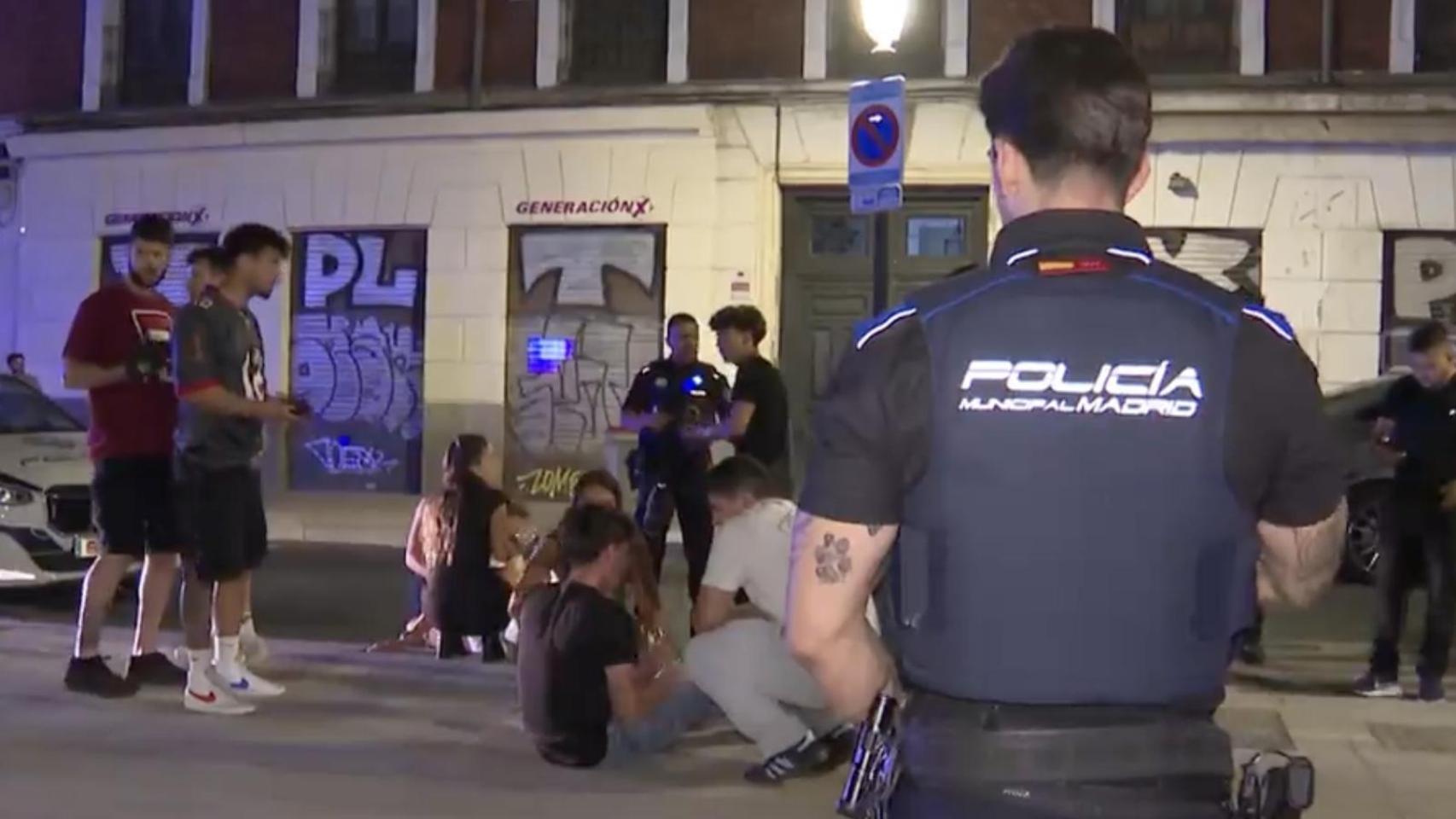 Un policía tras la pelea en una discoteca en el centro de Madrid.