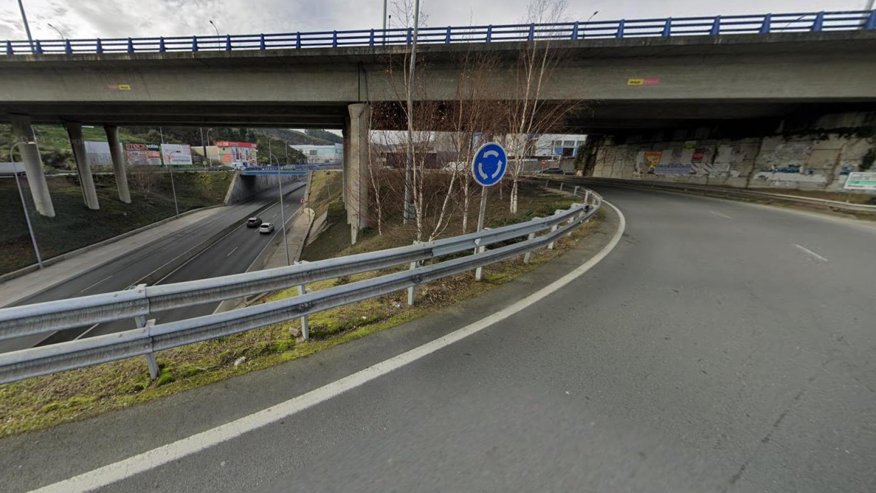 Un coche averiado en A Coruña provoca retenciones en la rotonda de Marineda