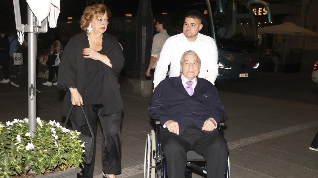 Paloma Díaz y Victoriano Valencia llegan a la celebración del cumpleaños, este jueves pasado.