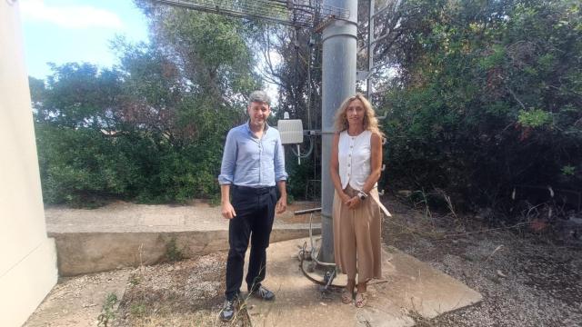 El gerente de IB Digital, Miquel Cardona, junto con la primera teniente de alcalde de Es Castell, Salomé Cabrera.