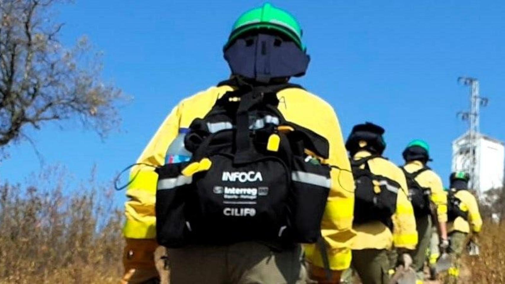 Agentes del Infoca trabajan en la extinción de un incendio.