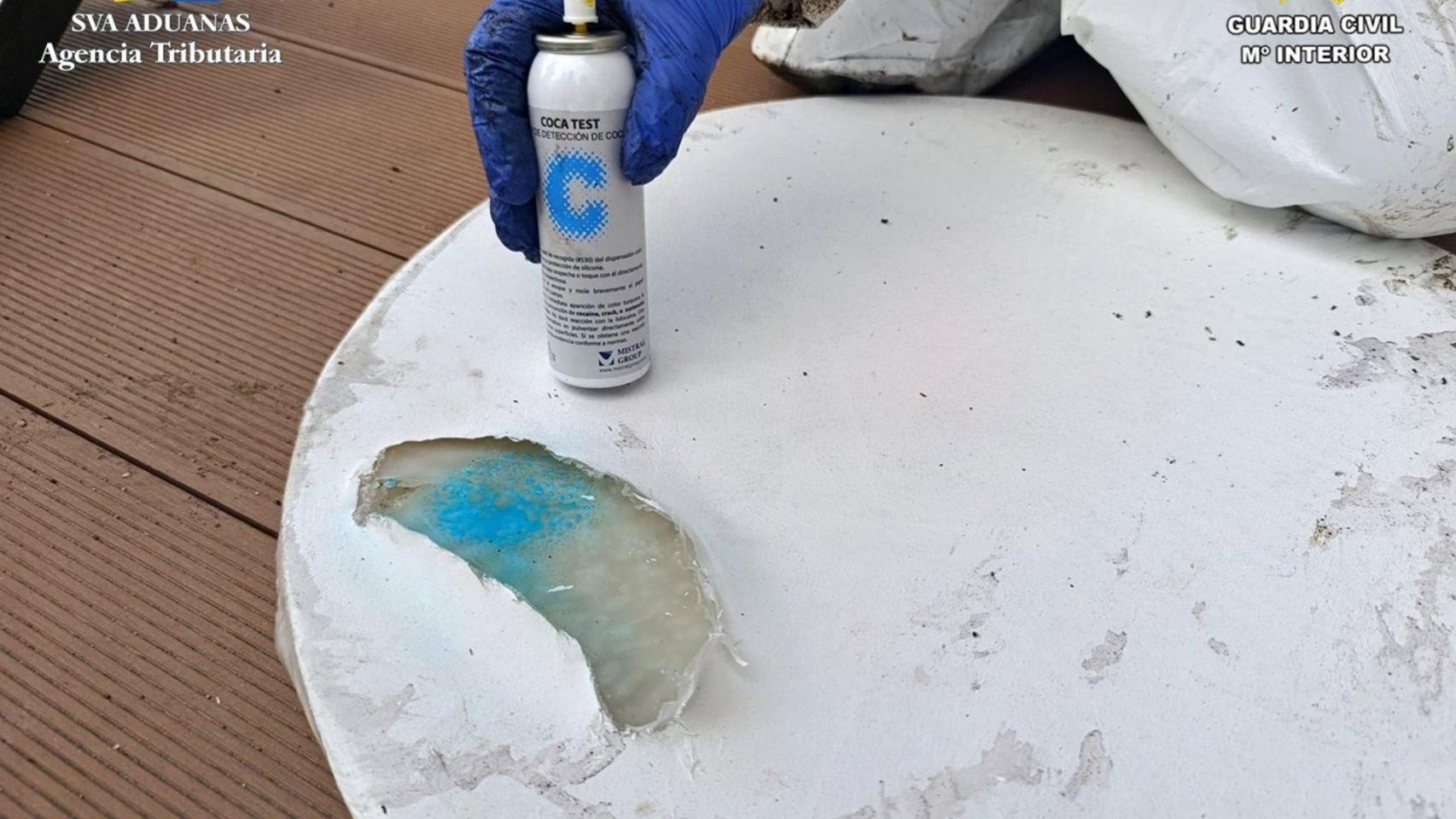 Cocaína oculta en bidones de pulpa de fruta congelada.