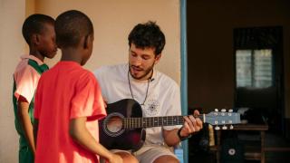 La conexión de Auara, de Hijos de Rivera, con Sebastián Yatra en el lanzamiento de su tema 'Amen'