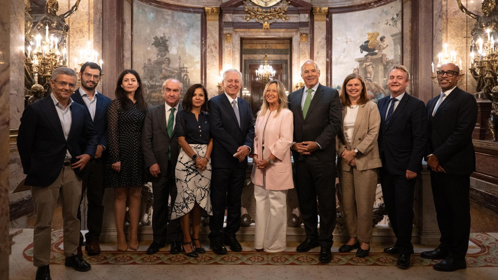 Foto de familia del seminario 'Camino hacia la COP30: clima, cooperación y compromiso iberoamericano'.