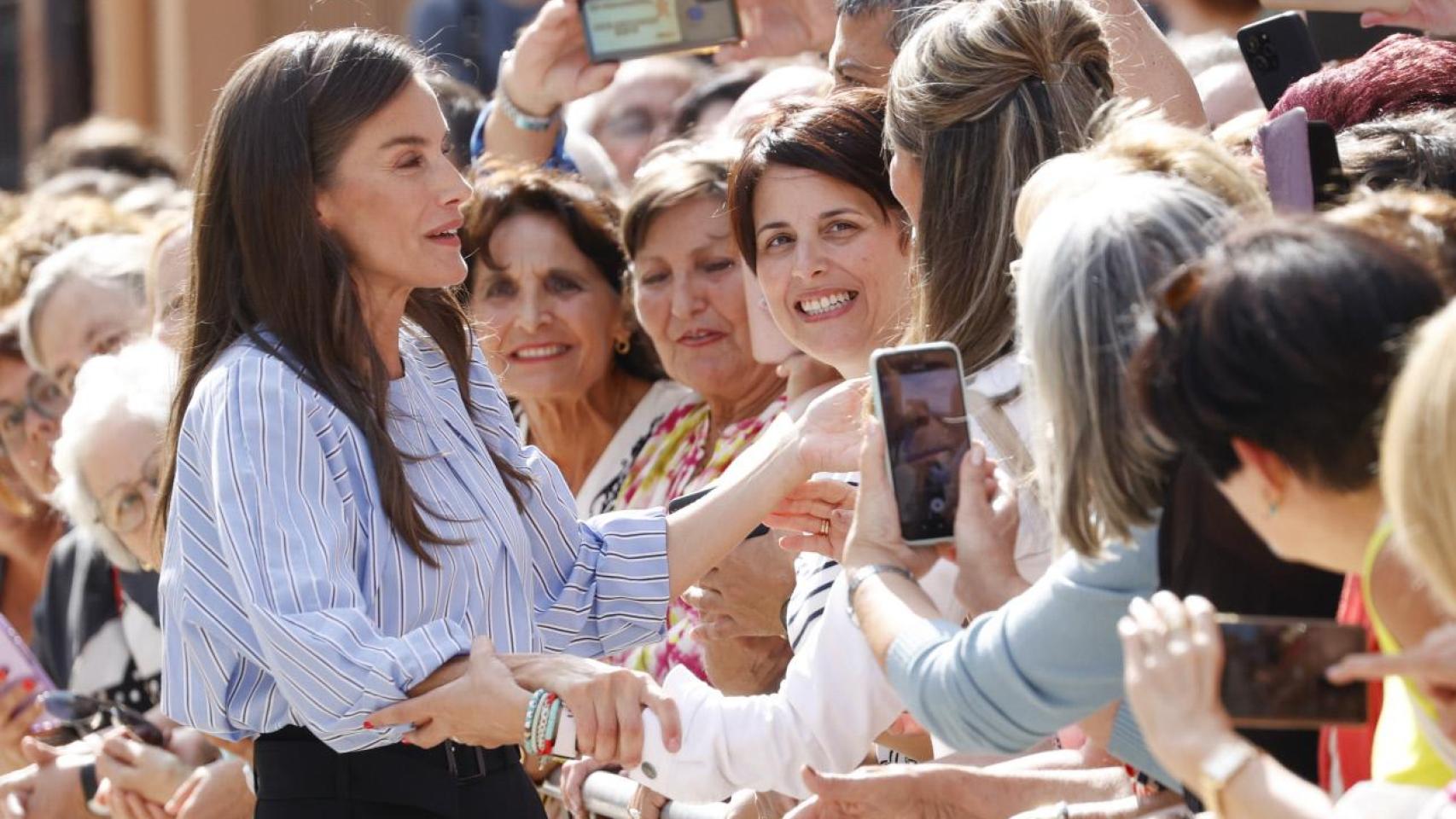 La Reina, a su llegada al centro educativo.
