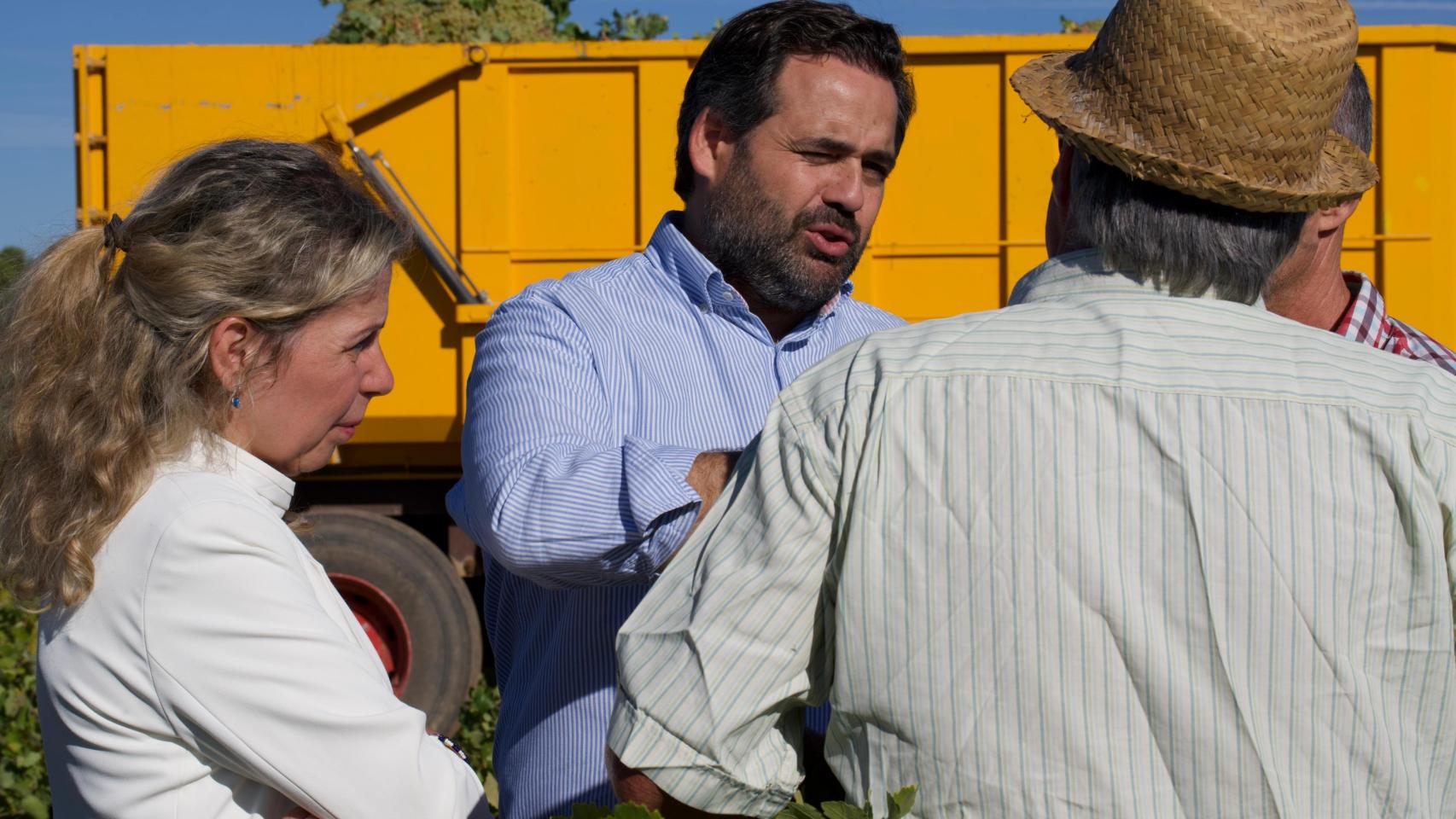 Paco Núñez con miembros del sector vitivinícola de la región
