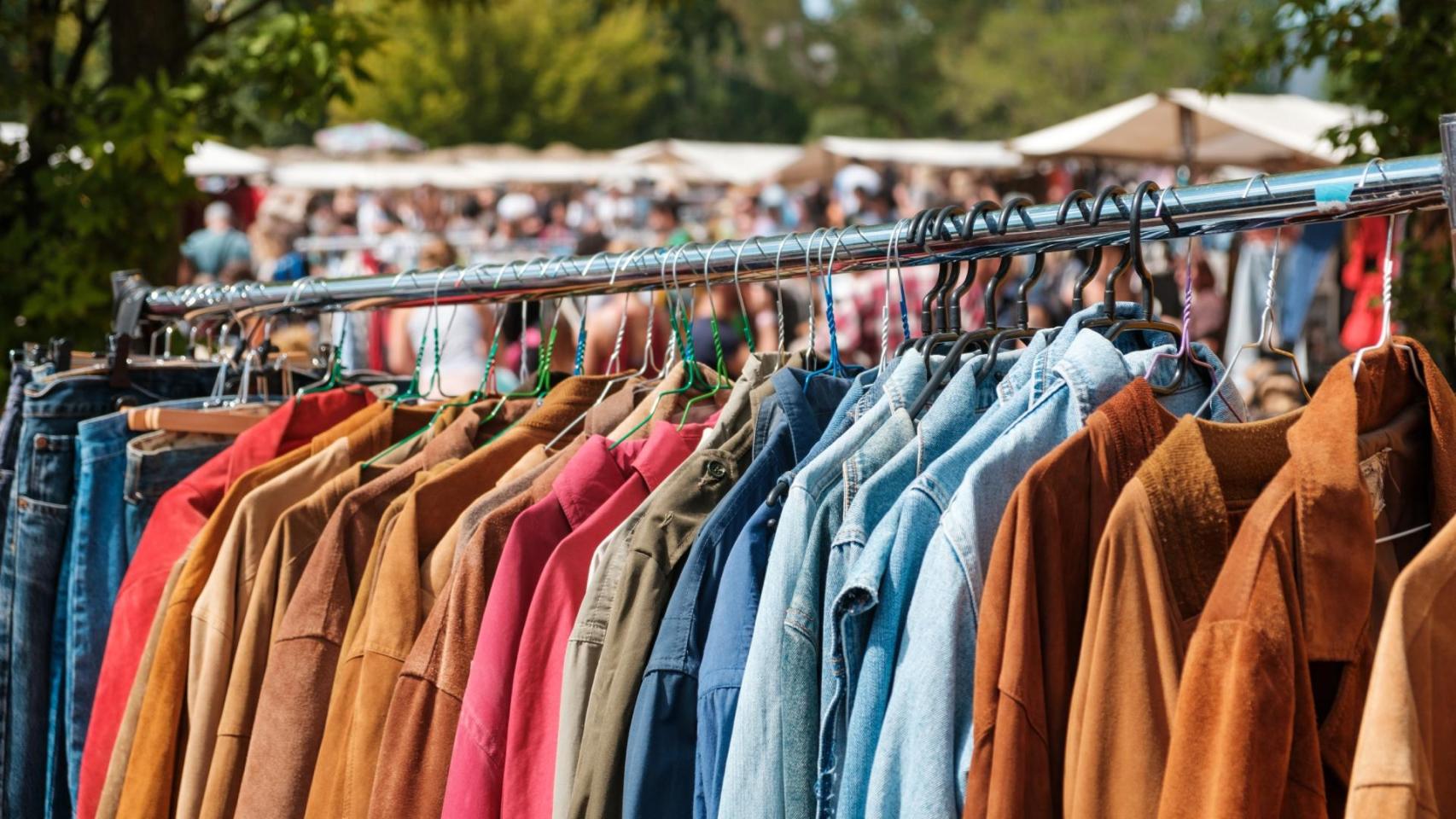 Un puesto de ropa en un mercadillo