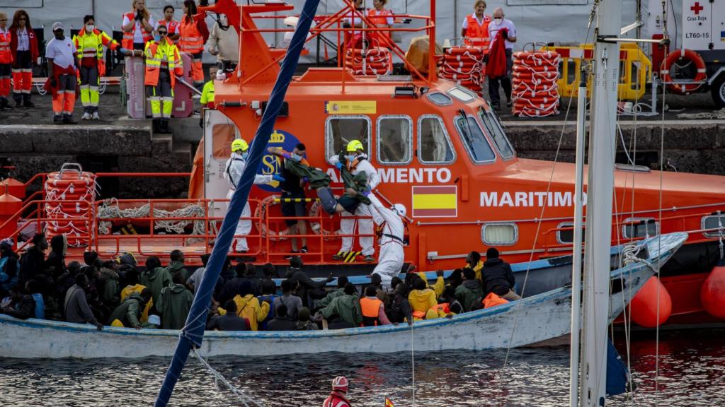 Un cayuco a su llegada al puerto de La Restinga, en El Hierro, este año.