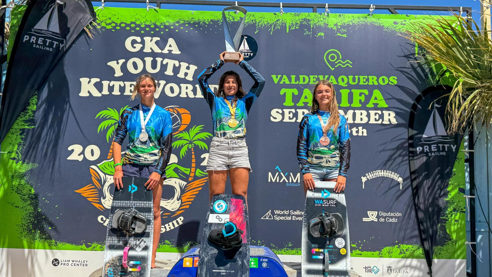 Vera Vázquez, en el centro, junto con Aya Kasabova (izquierda) y Elena Kyngdon (derecha), en la playa de Valdevaqueros de Tarifa.
