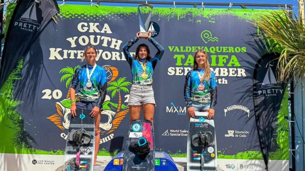 Vera Vázquez, en el centro, junto con Aya Kasabova (izquierda) y Elena Kyngdon (derecha), en la playa de Valdevaqueros de Tarifa.