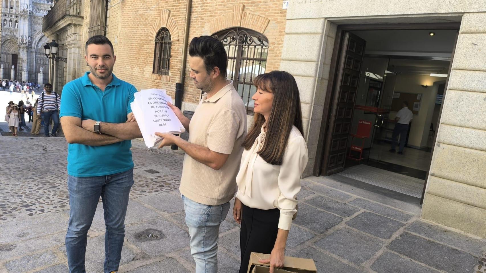Tres de los guías implicados a las puertas del Ayuntamiento, antes de registrar las firmas.