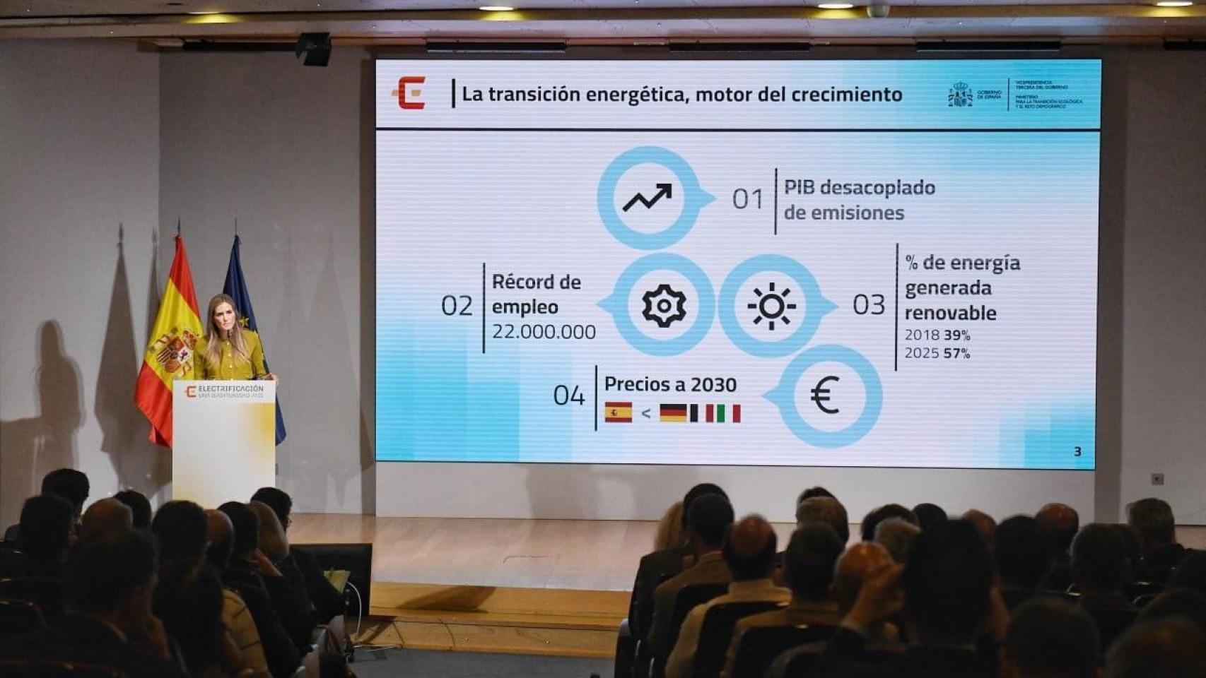 Sara Aagesen, vicepresidenta tercera y ministra para la Transición Ecológica, presentando las líneas generales de la Planificación Eléctrica 2030