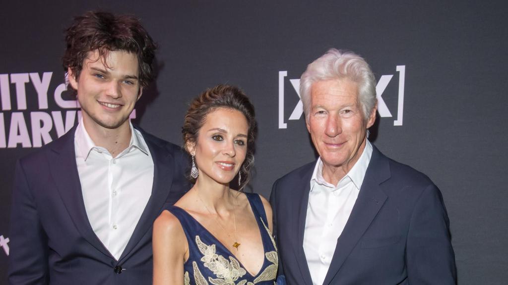 Richard Gere y Alejandra Silva, junto con Homer Gere, en un evento celebrado en Nueva York, el 22 de abril de 2025.