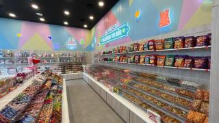 Abre en pleno centro de Valencia una nueva tienda de chuches: "Han tardado pero ha valido la pena"