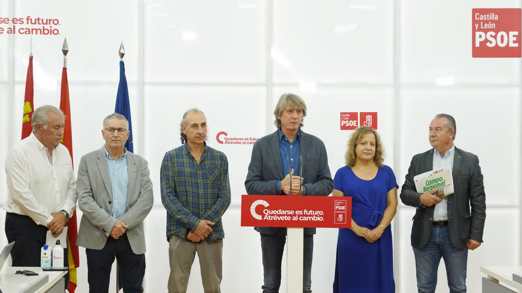 El secretario general del PSCyL, Carlos Martínez, y la eurodiputada socialista y presidenta de la Alianza Progresista de Socialistas y Demócratas en el Parlamento Europeo, Iratxe García, mantienen una reunión con las organizaciones agrarias.