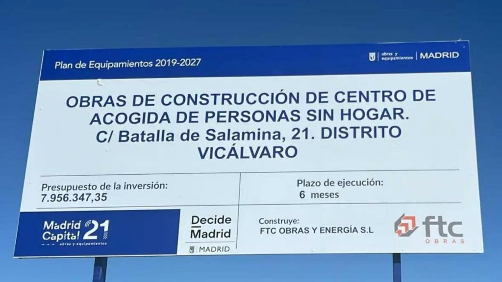 El cartel del anuncio de la construcción de un centro de acogida a personas sin hogar.