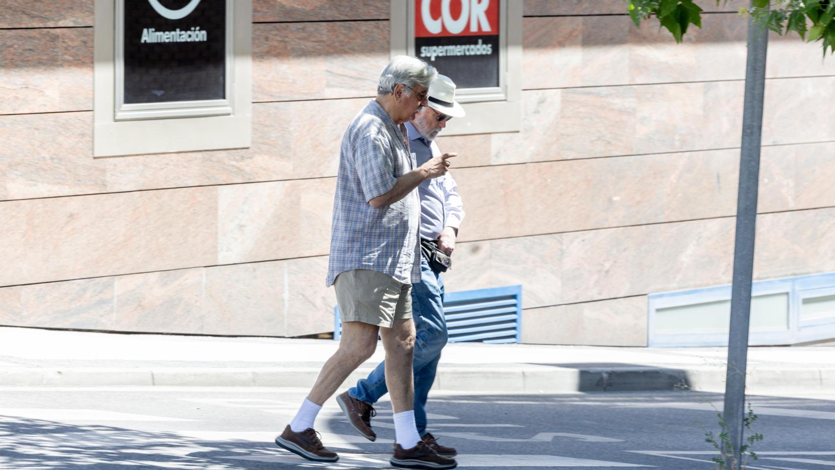 Imagen de dos hombres mayores jubilados
