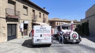 Una avería en el tren turístico de Toledo corta al tráfico la calle la Paz y obliga a trasladar la cabecera de autobuses