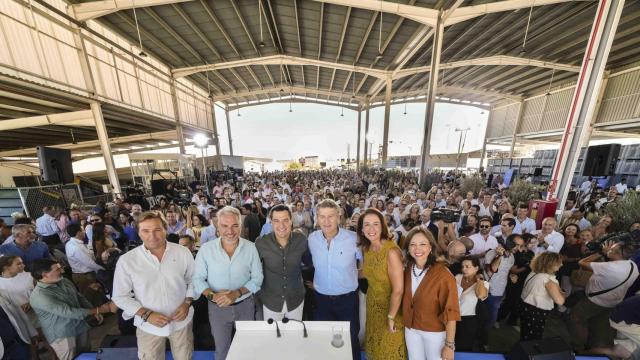 El presidente nacional del PP, Alberto Núñez Feijóo, y el presidente de la Junta de Andalucía y de los populares andaluces, Juanma Moreno, participan en el acto de inicio de curso político del PP andaluz en Alhaurín el Grande (Málaga)