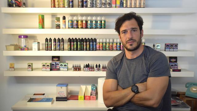 Rubén Sánchez, propietario de la tienda de vapeo Ohm Vaper de Valladolid