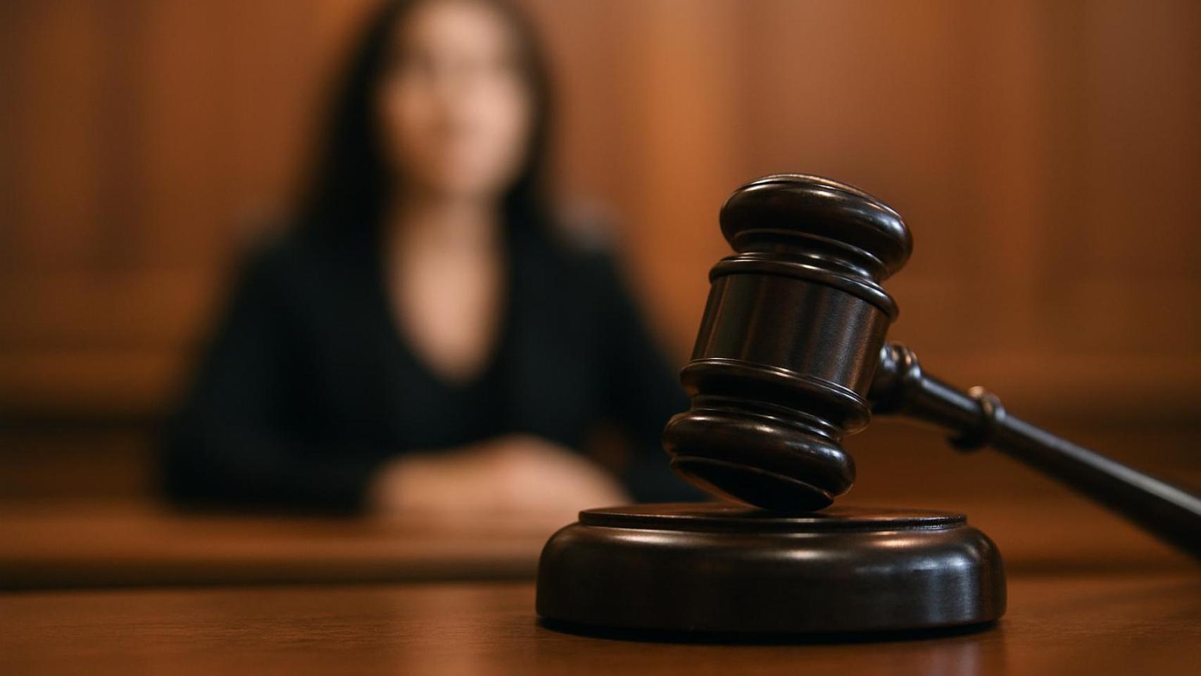 La esposa de un exsenador de Estados Unidos es condenada a prisión y acusa a su pareja