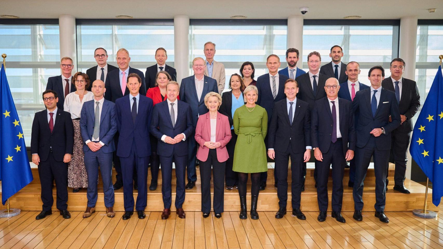 El automóvil se reúne con Ursula von der Leyen, presidenta de la Comisión Europea