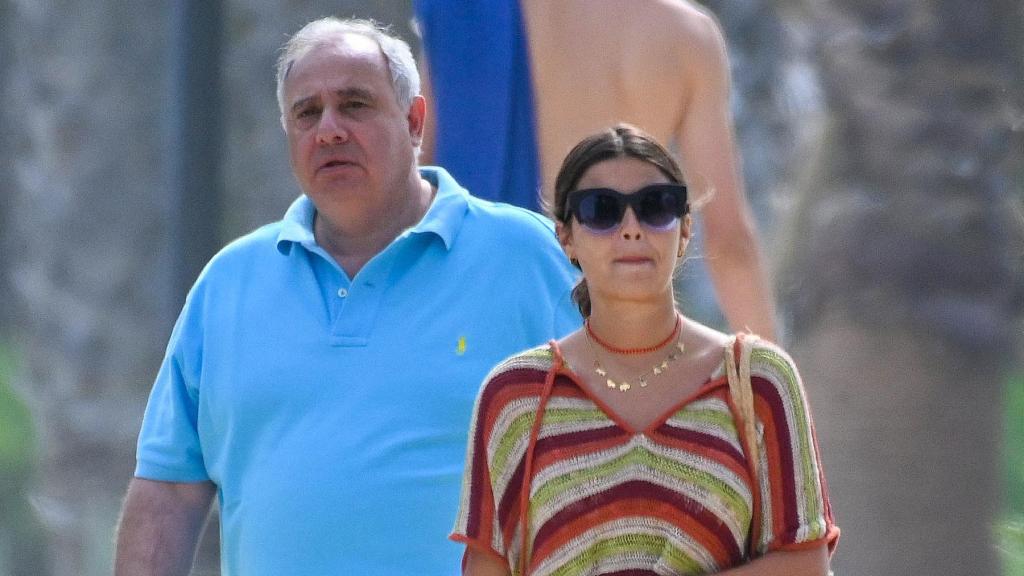 Fernando Martínez de Irujo con su sobrina Cayetana Rivera, en Marbella en 2021.