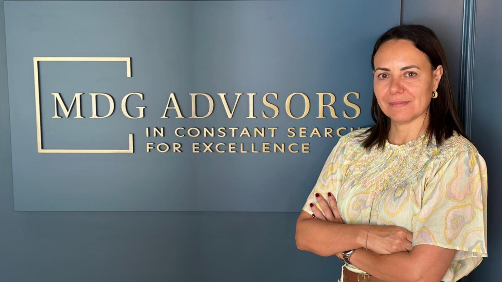 Miriem Diouri posa junto al cartel de su empresa.