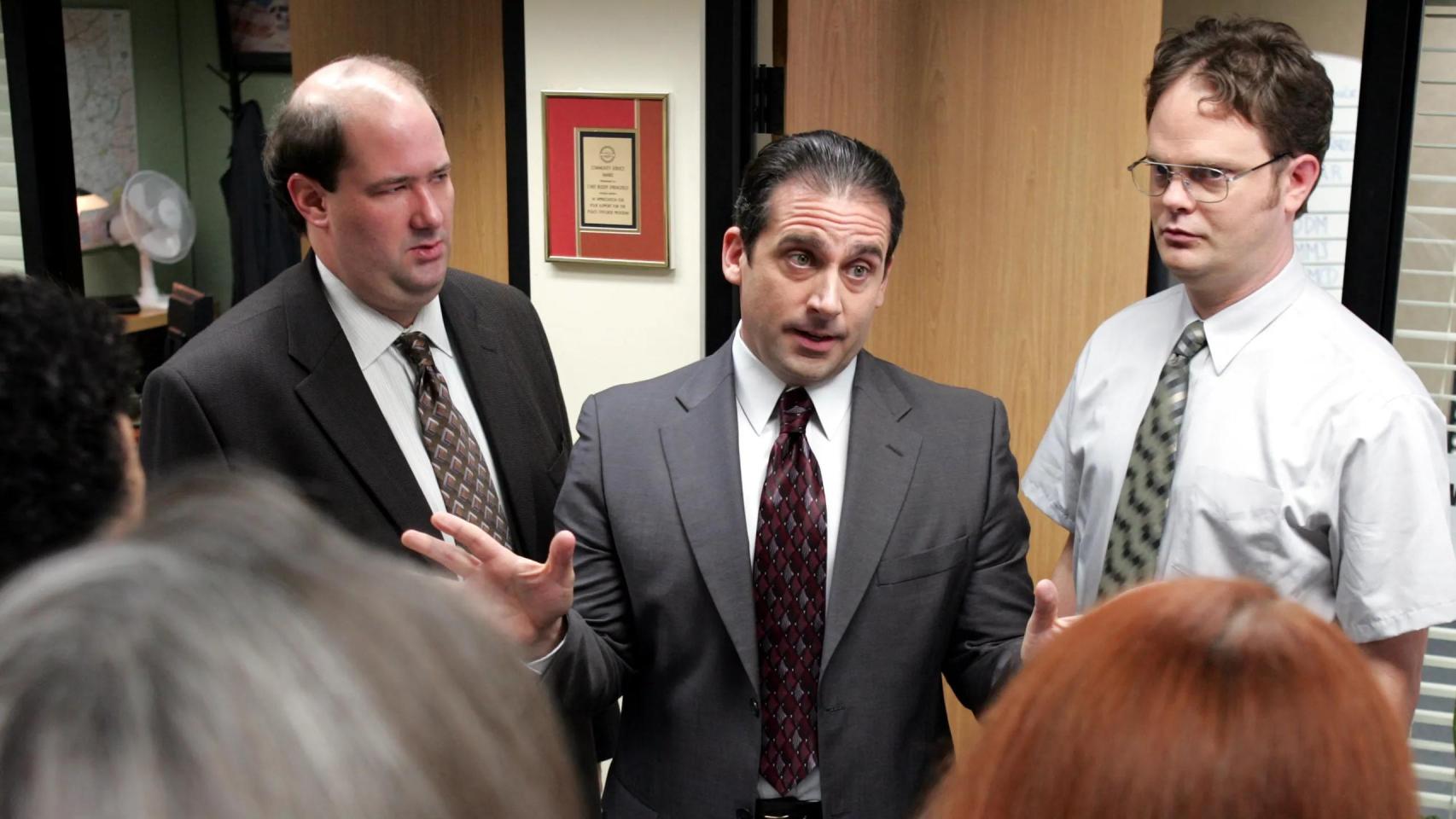 El cómico Steve Carell (centro) protagoniza la versión estadounidense de la serie 'The Office', que cumple 20 años.