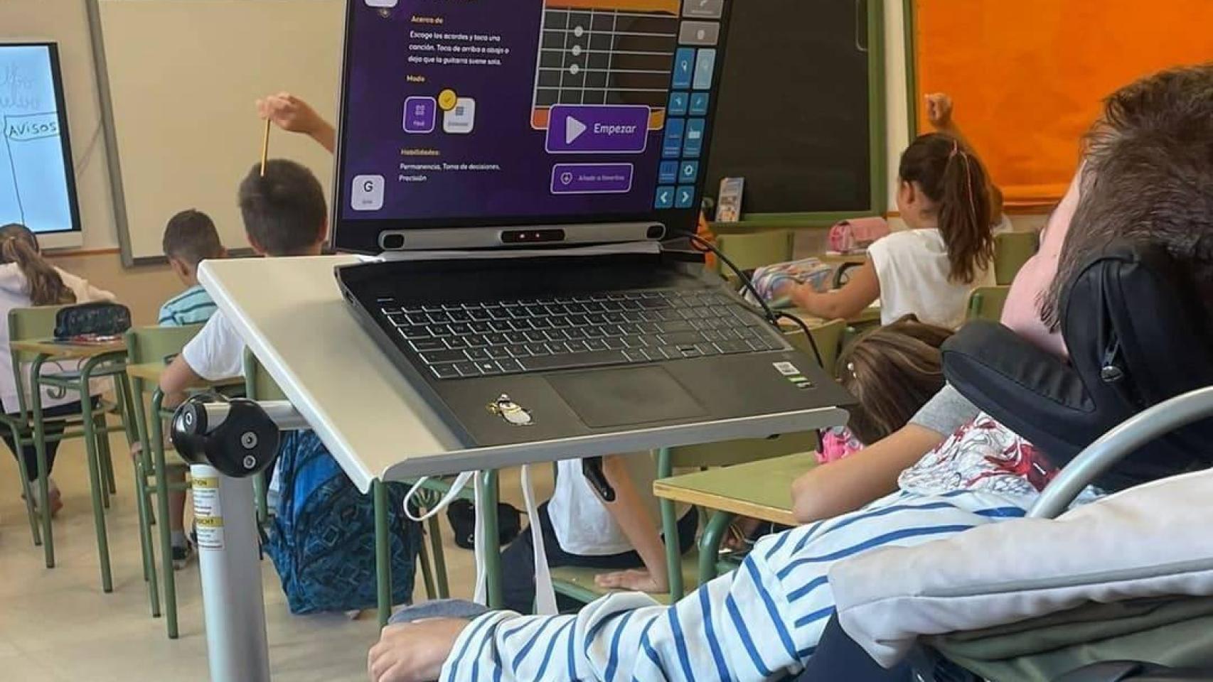 Fotografía de Leo durante una clase en el colegio.