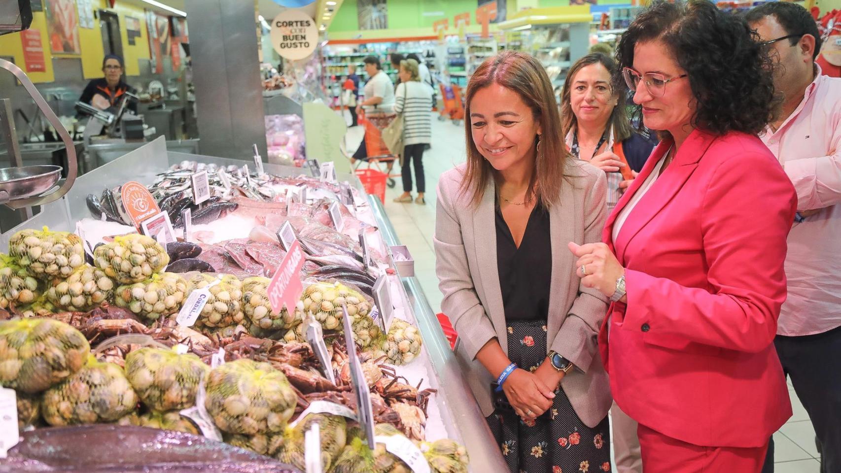 Imagen de la conselleira en una pescadería.