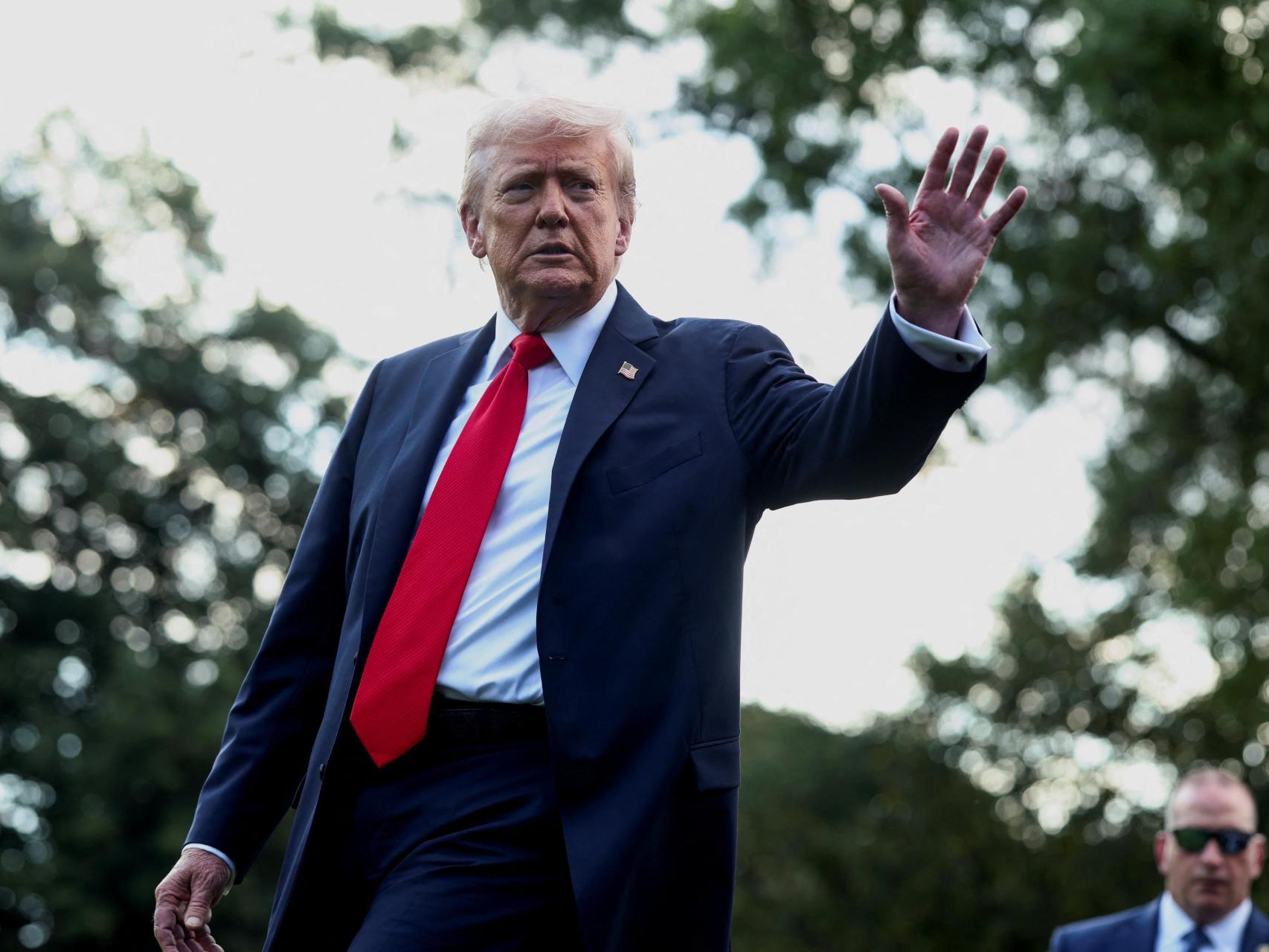 Trump saluda a los periodistas antes de volar a Nueva York en el Marine One.