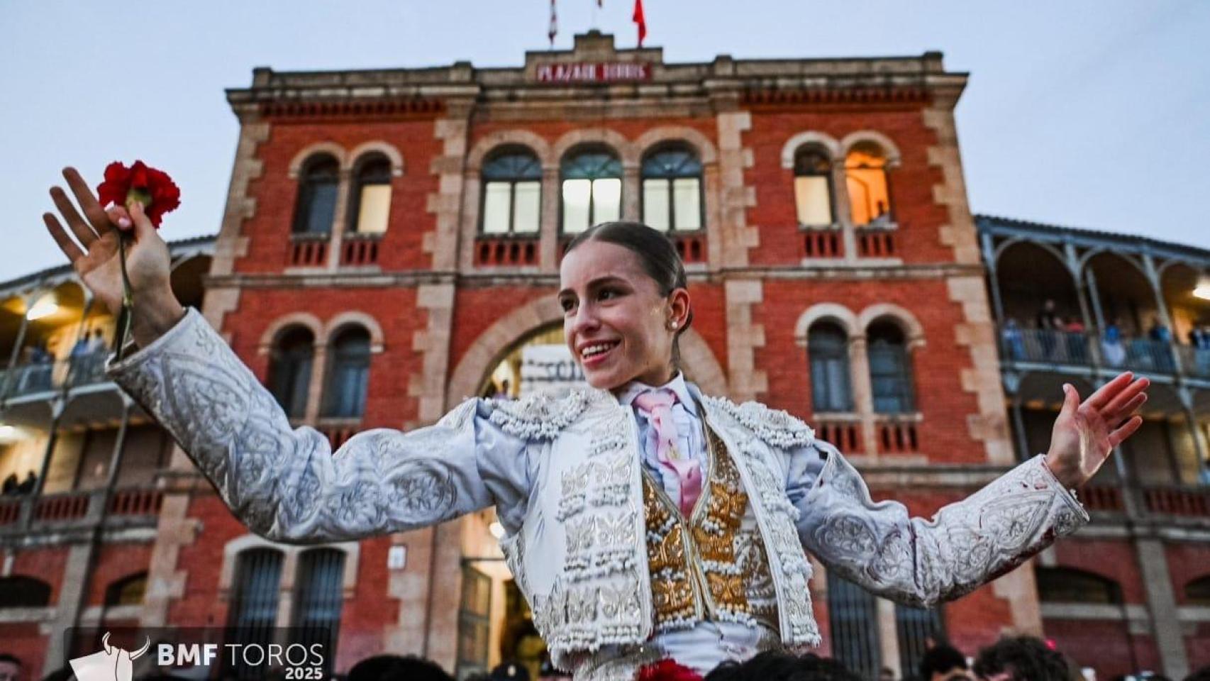 La novillera madrileña Olga Casado abre la primera puerta grande de La Glorieta en la Feria de Salamanca