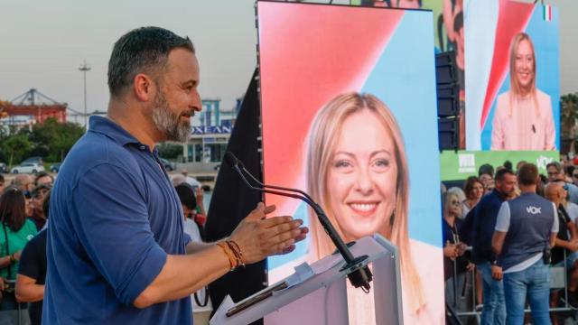 Santiago Abascal durante un mitin en Valencia en 2023 con el apoyo (telemático) de Giorgia Meloni.