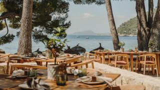 El chiringuito de lujo en Formentor que arrasa en Mallorca: con platos a partir de 12 € y un arroz de escándalo