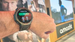 Este reloj es el gran rival de Garmin que llega a España: titanio con resistencia extrema para deportistas de montaña
