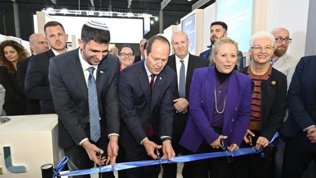El ministro Comunicaciones de Israel, Shlomo Karhi (izq); el de Economía, Nir Barkat; la entonces embajadora, Rodica Radian Gordon (dcha), en la inauguración del MWC 2023.