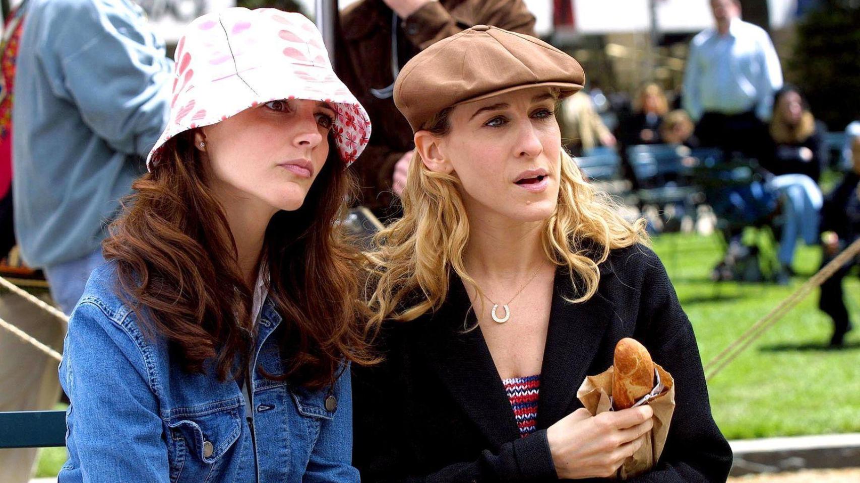 Charlotte York junto al personaje de Carrie Bradshaw en uno de los capítulos de la serie.