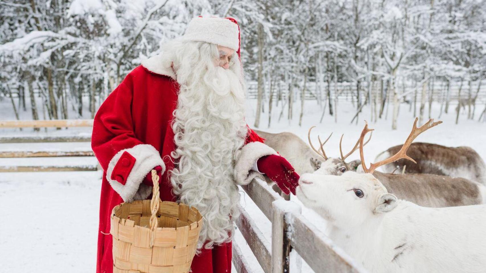 Papá Noel con renos en Laponia.