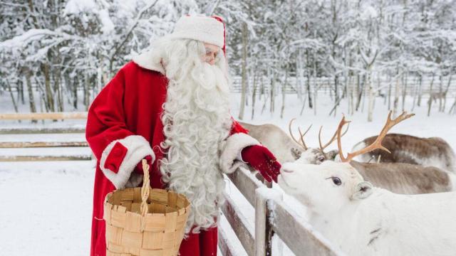 Papá Noel con renos en Laponia.